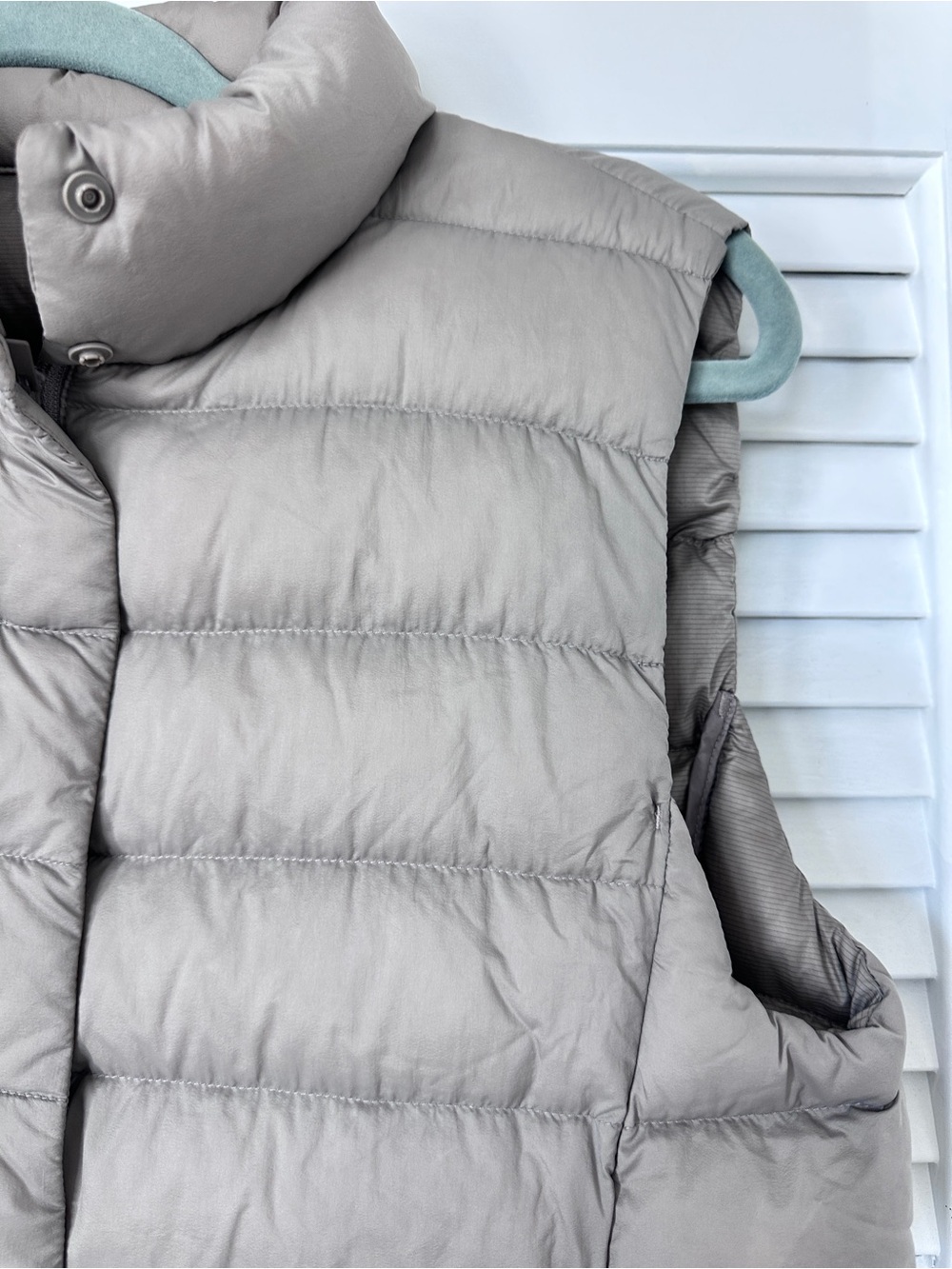 Uniqlo Women's Quilted Ultra Light Down Vest size S - Picture 2 of 15